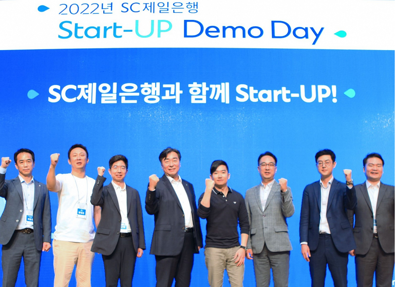 ì§ëë¬ 29ì¼ ìì¸ ì¢ë¡êµ¬ SCì ì¼ìí ë³¸ì¬ìì ê°ìµë 2022ë SCì ì¼ìí Start-up Demo Day íì¬ìì ë§ìê´(ì¼ìª½ ë¤ ë²ì§¸) SCì ì¼ìí ì ë³´ìì¤íê·¸ë£¹ì¥(ë¶íì¥, CIO)ê³¼ íì¬ì ì°¸ì¬í ê° ì¤íí¸ì ê´ê³ìë¤ì´ í¬ì¦ë¥¼ ì·¨íê³  ìë¤.[SCì ì¼ìí ì ê³µ]